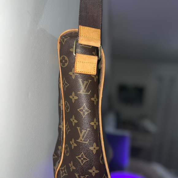 Louis Vuitton
Abbesses Messenger Bag Monogram Canva - Picture 6 of 17